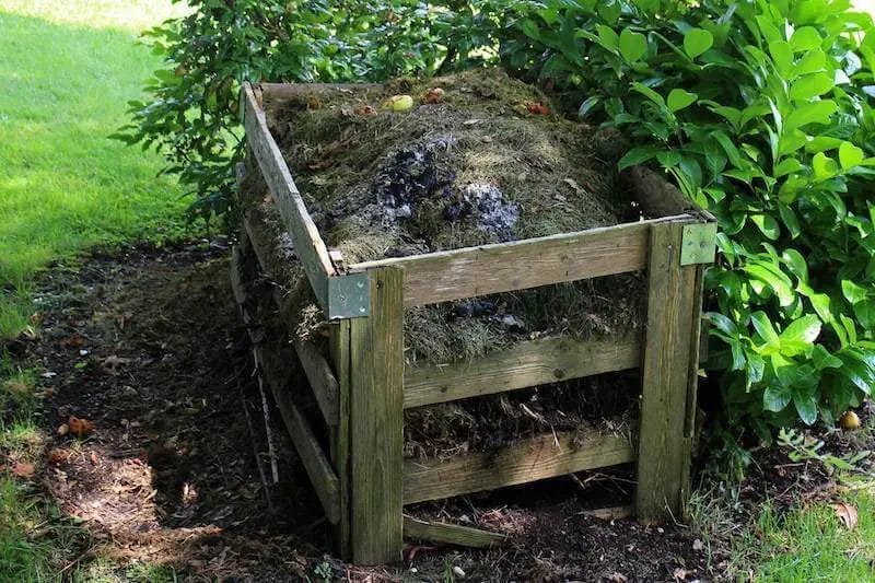 compost piles vs compost bins